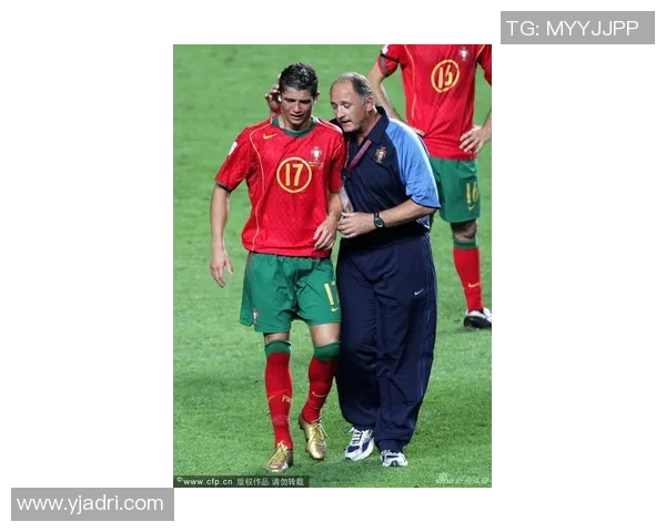 球员为亡父进球后跪地痛哭,令人泪目 球员为亡父进球后跪地痛哭,令人泪目